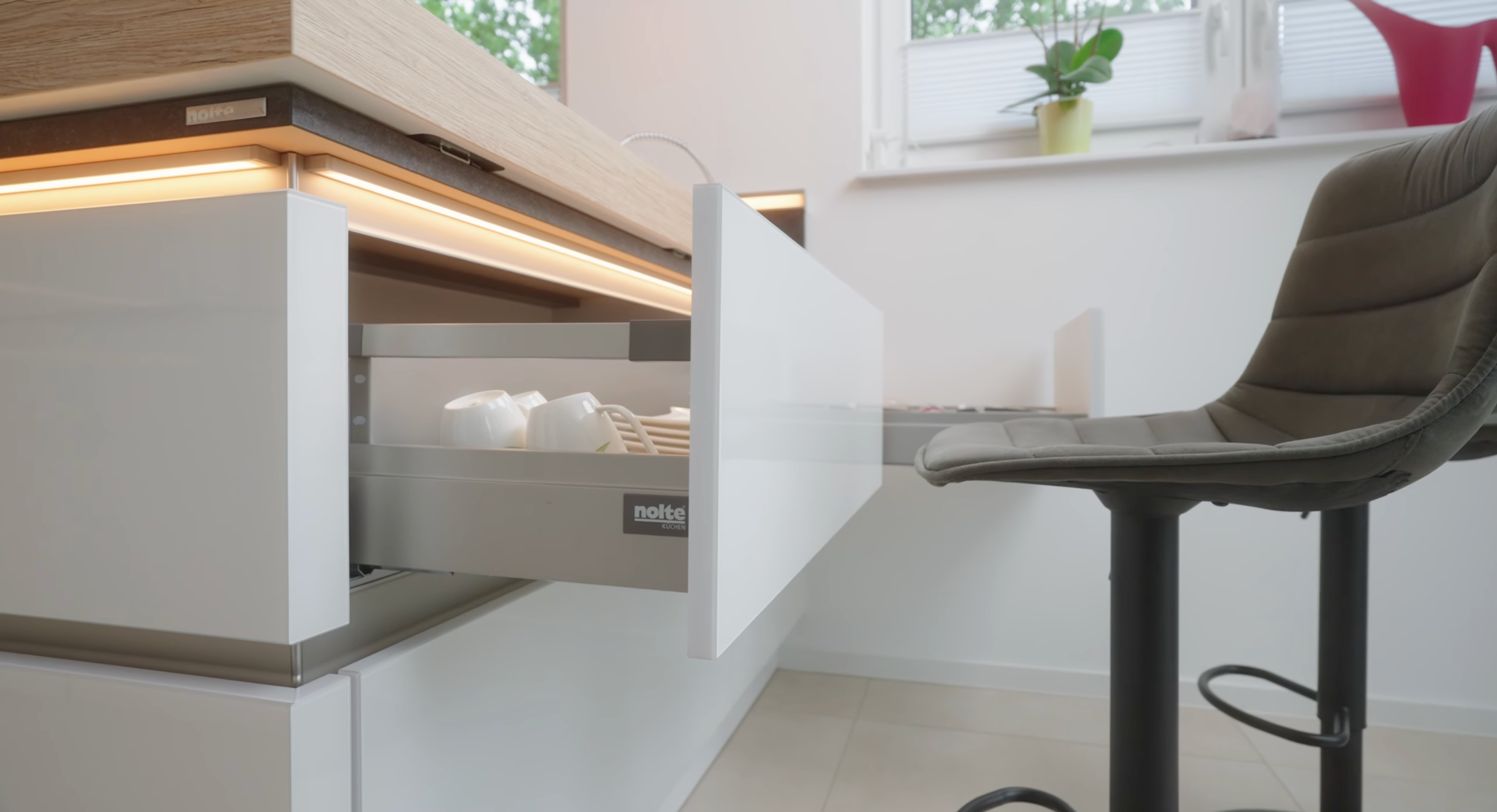 Blaupause: Exklusive G-Küche mit Halbinsel & versteckter Speisekammer