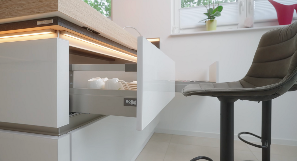 Blaupause: Exklusive G-Küche mit Halbinsel & versteckter Speisekammer