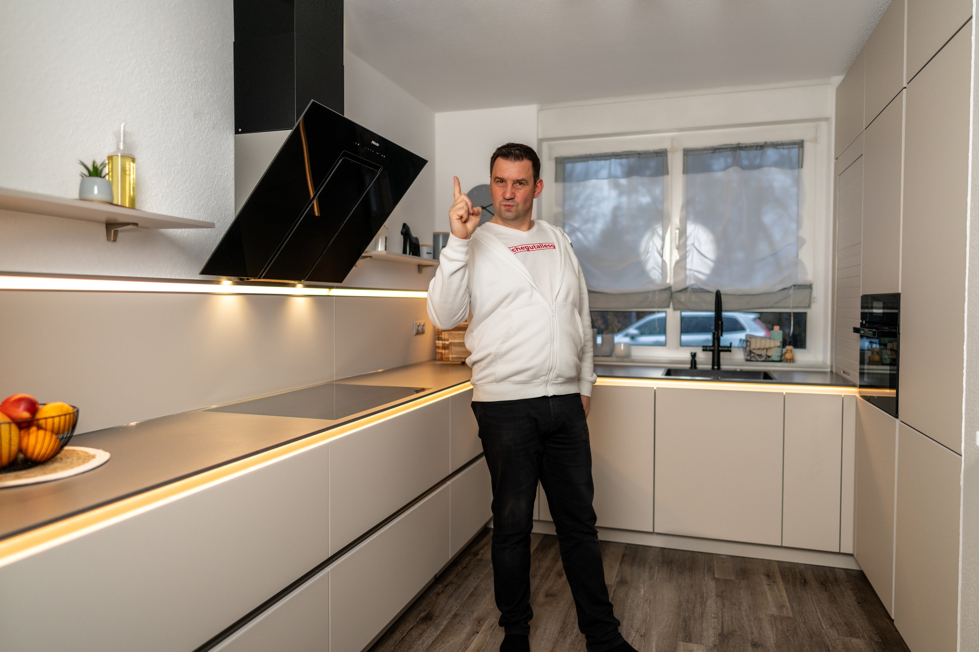 Blaupause: Sandgraue Smartglass-Küche in U-Form