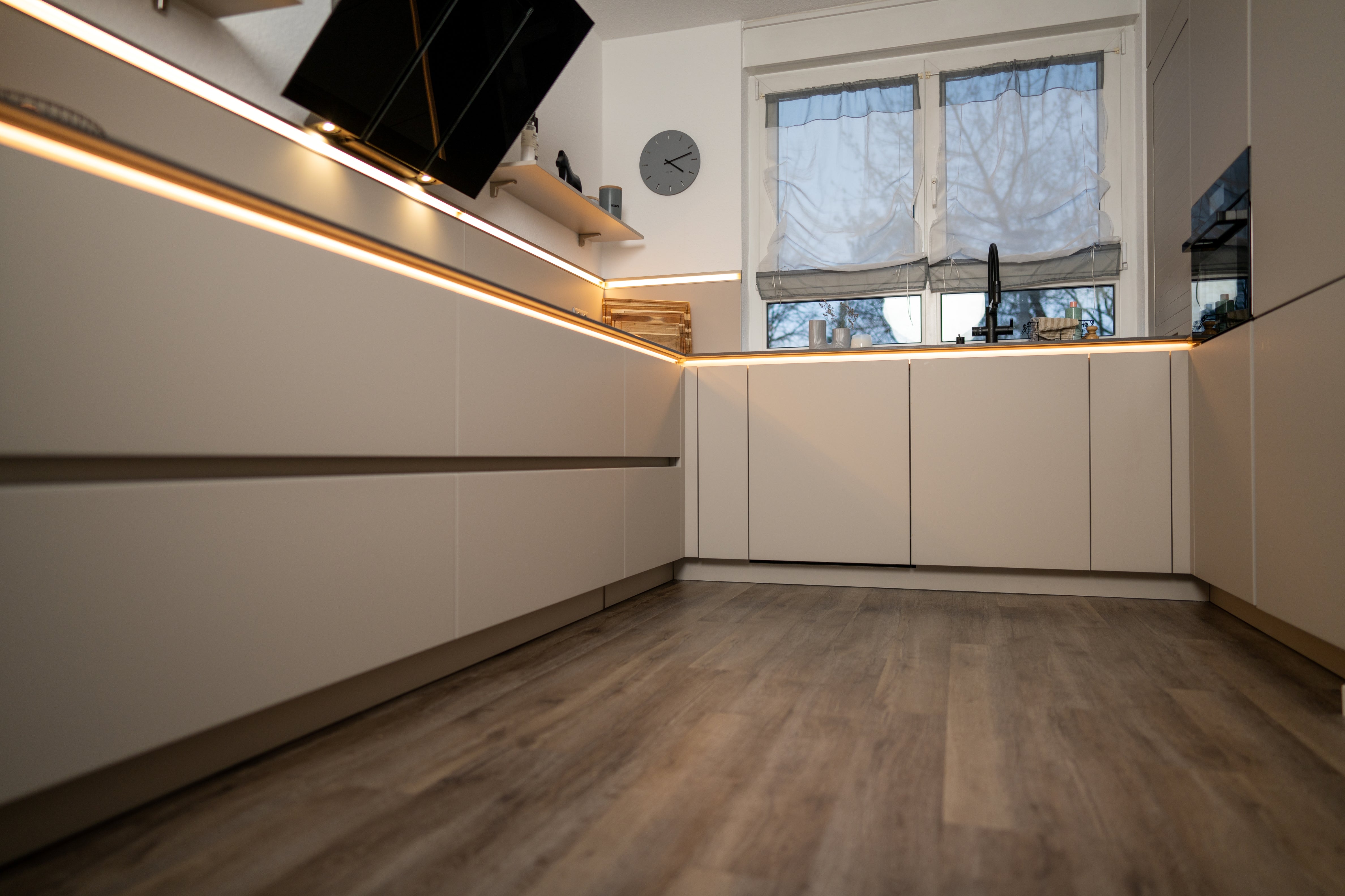 Blaupause: Sandgraue Smartglass-Küche in U-Form