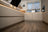 Blaupause: Sandgraue Smartglass-Küche in U-Form