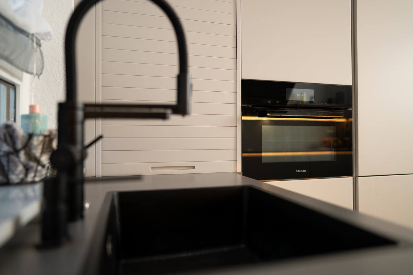 Blaupause: Sandgraue Smartglass-Küche in U-Form