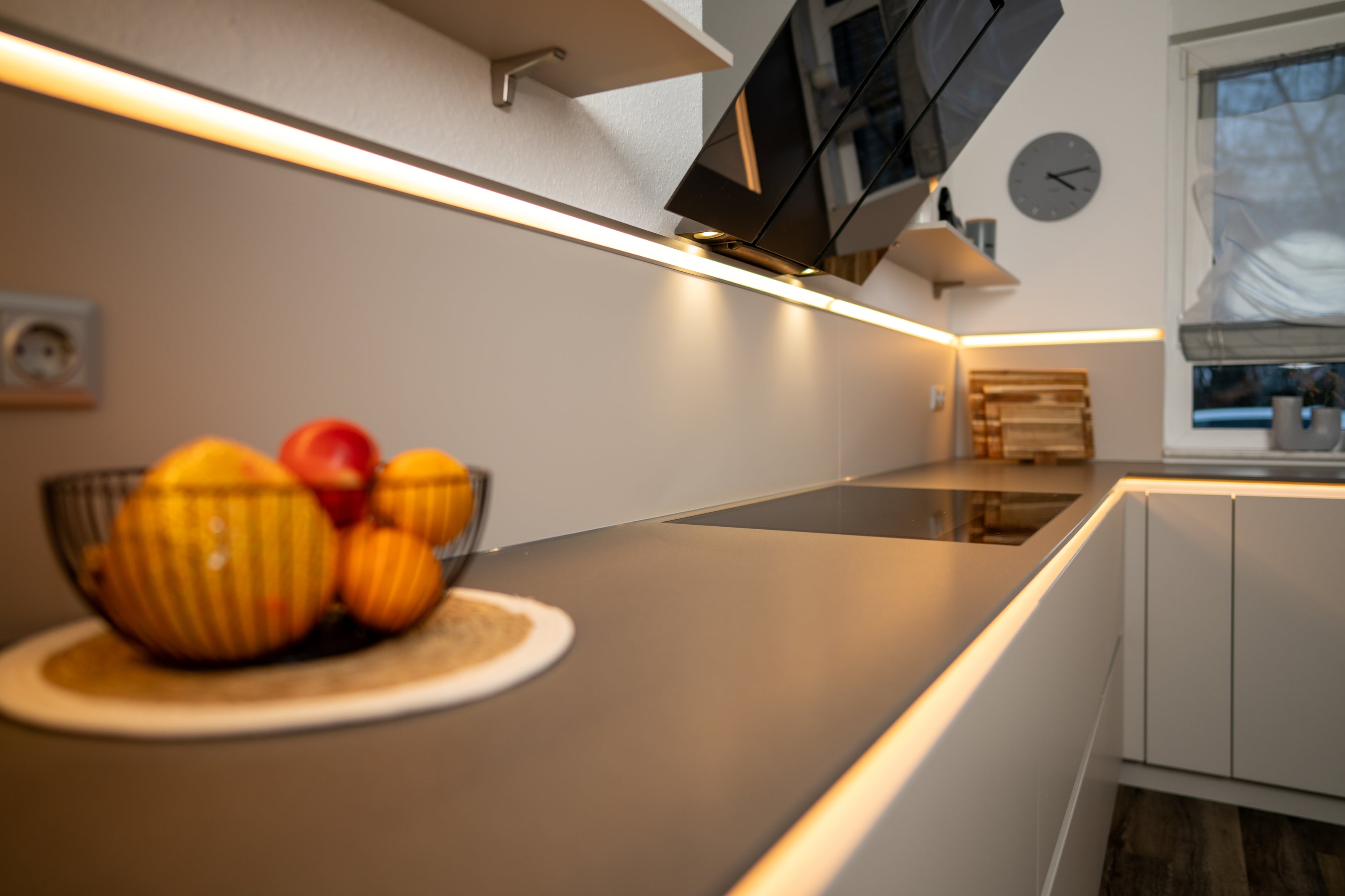 Blaupause: Sandgraue Smartglass-Küche in U-Form