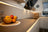 Blaupause: Sandgraue Smartglass-Küche in U-Form