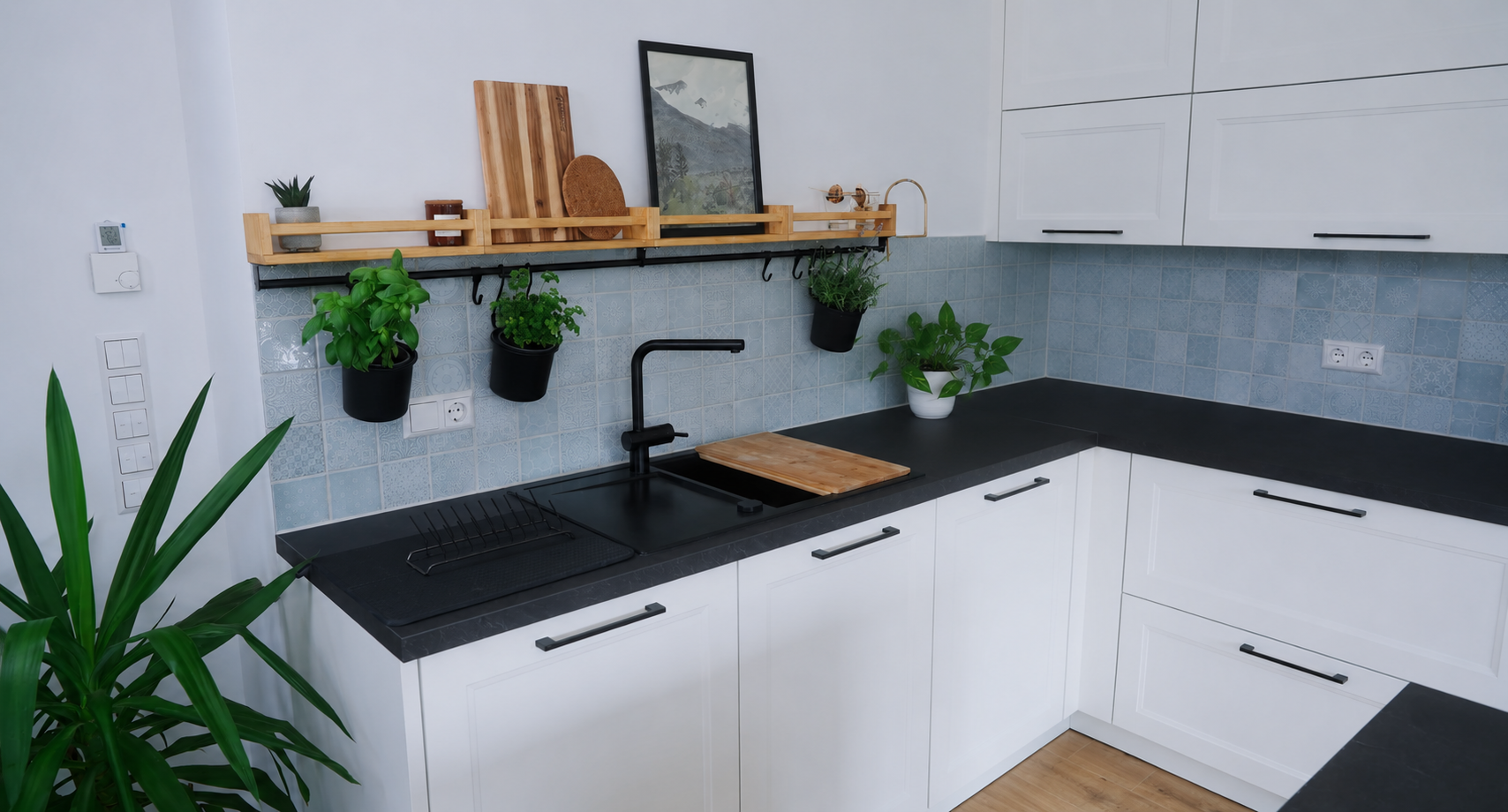 Blaupause: Moderne Landhausküche mit Insel & versteckter Speisekammer