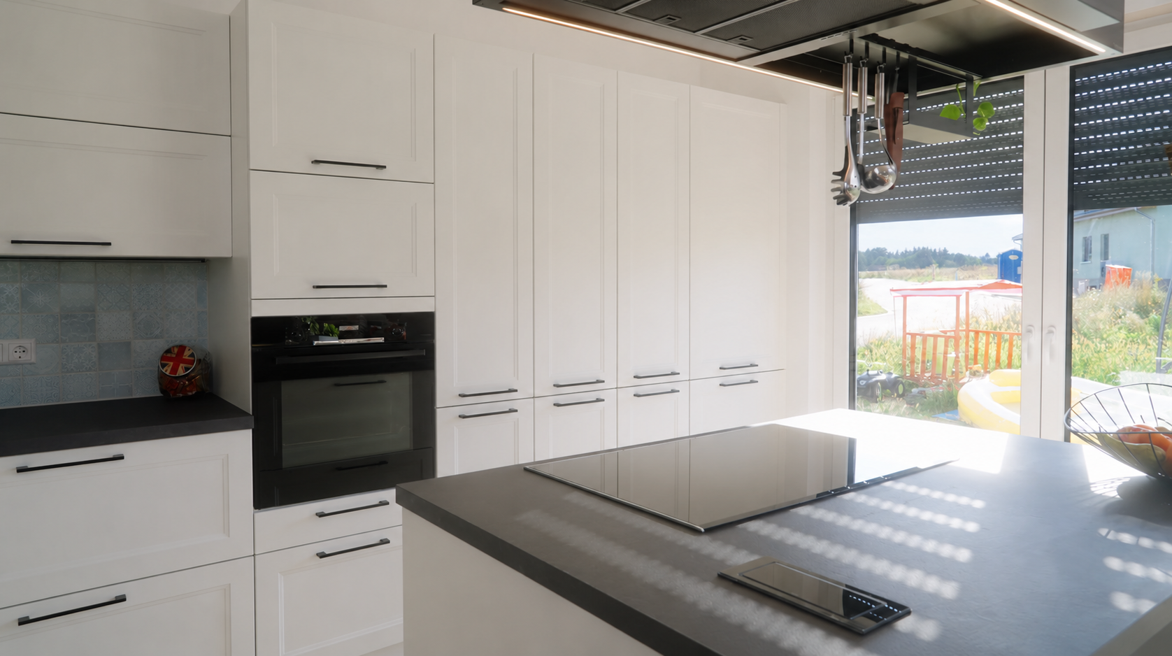 Blaupause: Moderne Landhausküche mit Insel & versteckter Speisekammer