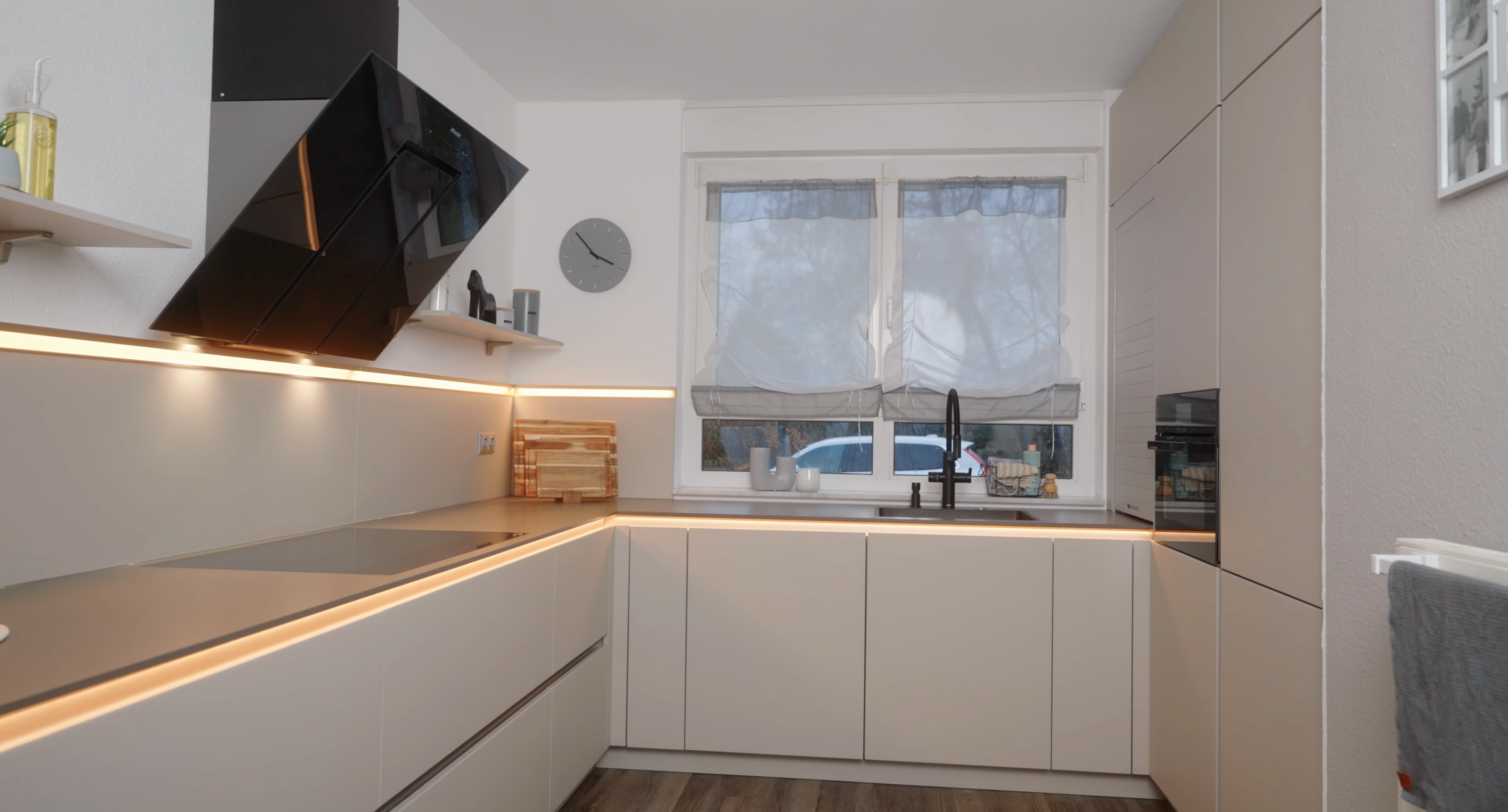 Blaupause: Sandgraue Smartglass-Küche in U-Form