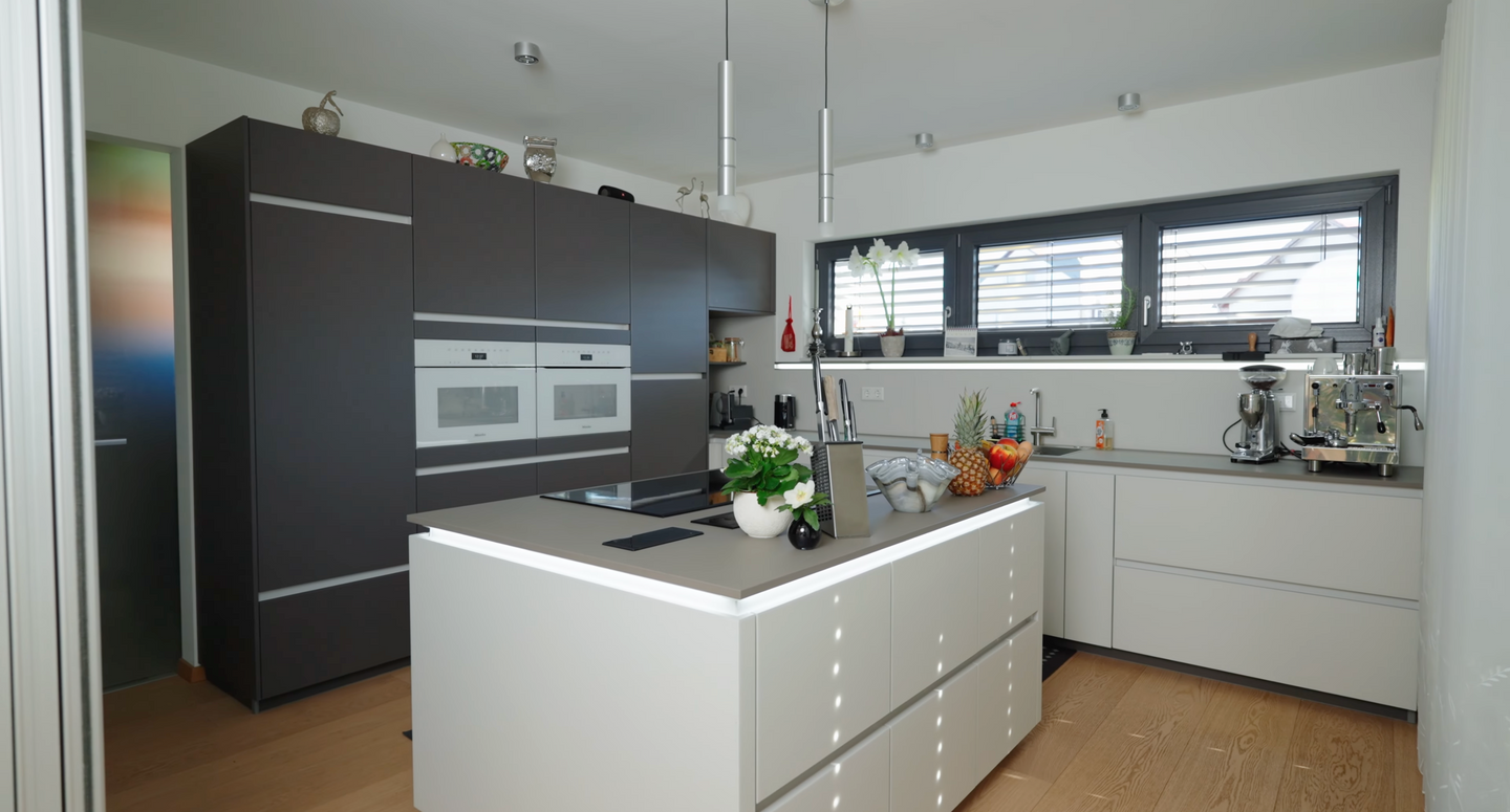 Blaupause: Grifflose High-End-Küche mit Kochinsel & robusten Fronten