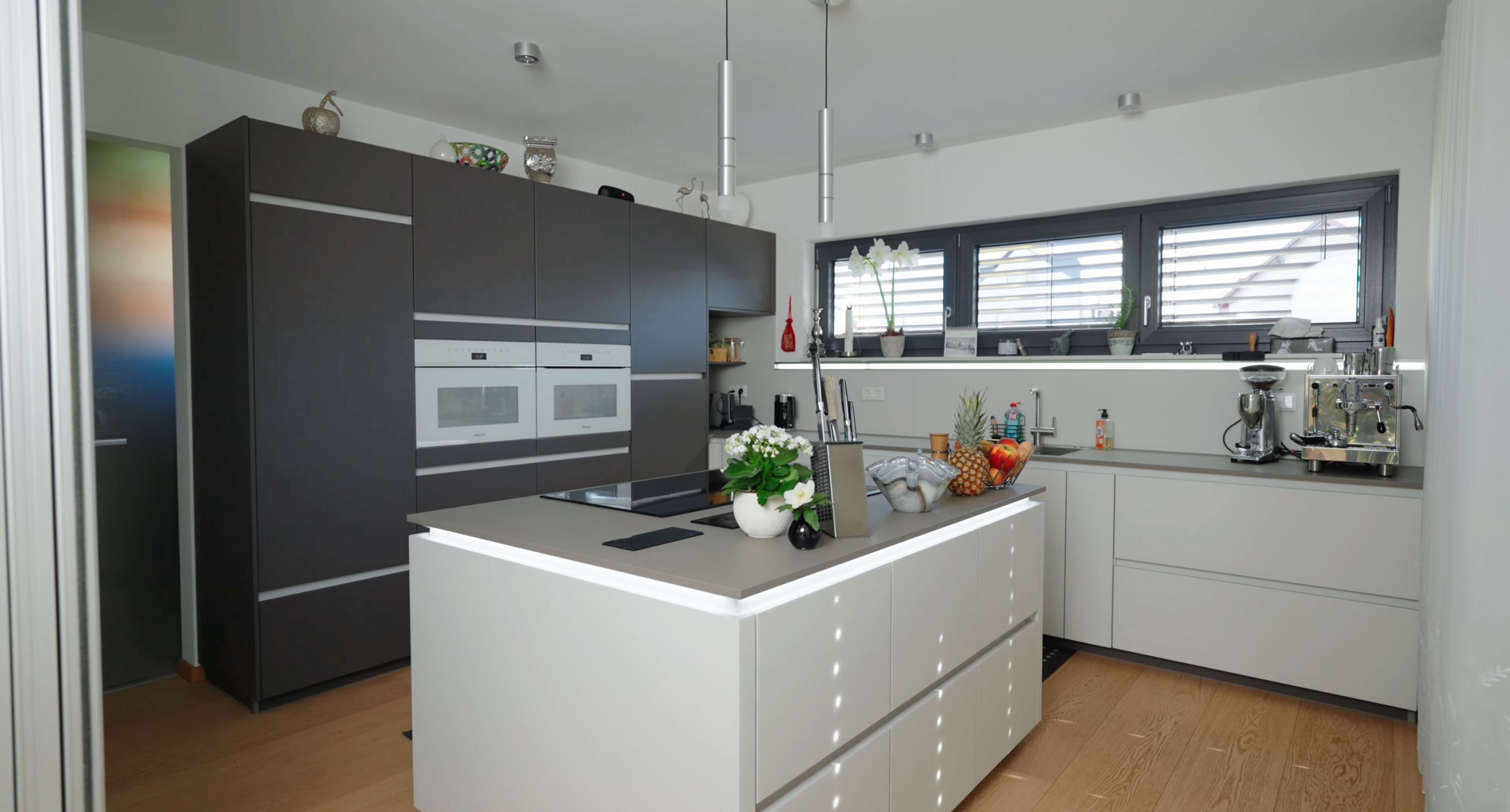 Blaupause: Grifflose High-End-Küche mit Kochinsel & robusten Fronten