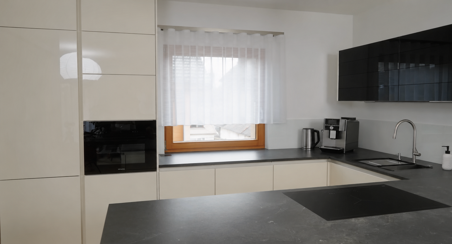 Blaupause: Offene Wohnküche mit Insel in Maron & Black Diamond