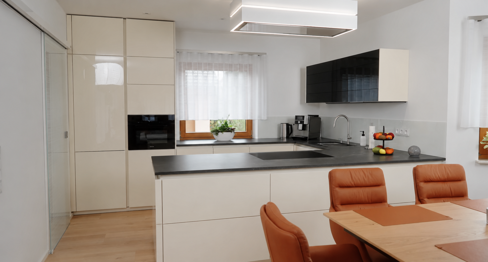 Blaupause: Offene Wohnküche mit Insel in Maron & Black Diamond