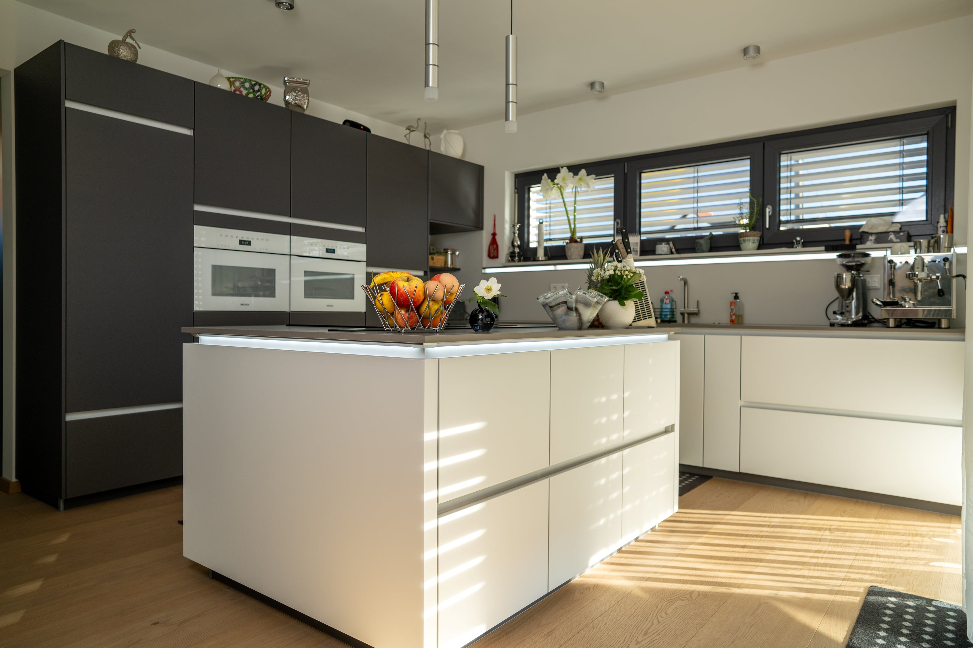 Blaupause: Grifflose High-End-Küche mit Kochinsel & robusten Fronten